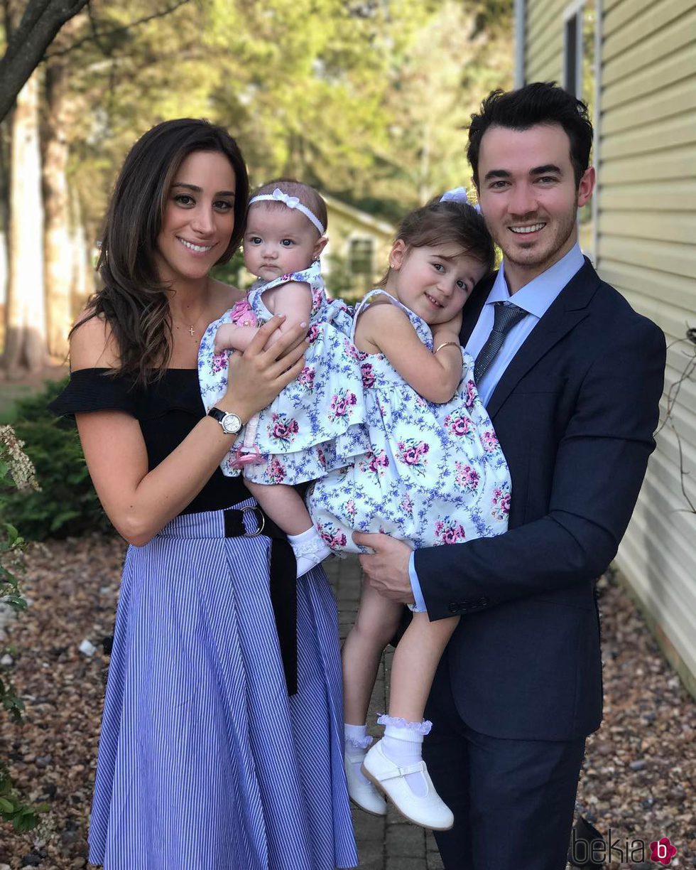 Kevin Jonas con su mujer Danielle Deleasa y sus hijas