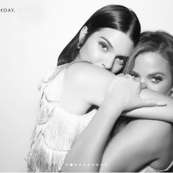 Khloé Kardashian con Kendall Jenner de celebración