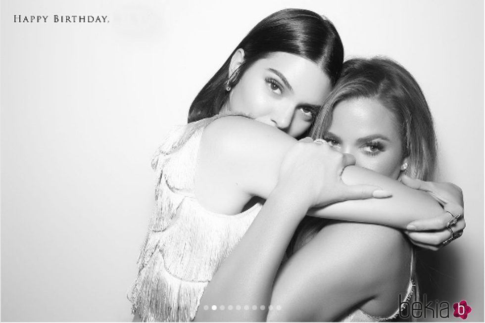 Khloé Kardashian con Kendall Jenner de celebración