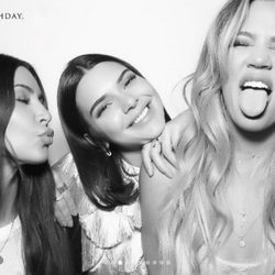 Kim Kardashian y Khloé Kardashian junto a Kendall Jenner en su 22 cumpleaños