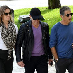 Antonio Banderas, su hermano Javier y Nicole Kimpel en el tanatorio de Doña Ana