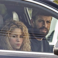 Shakira y Gerard Piqué accediendo a su casa