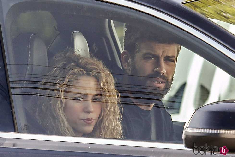 Shakira y Gerard Piqué accediendo a su casa