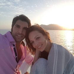 Cayetano Rivera y Eva González durante una bonita puesta de Sol