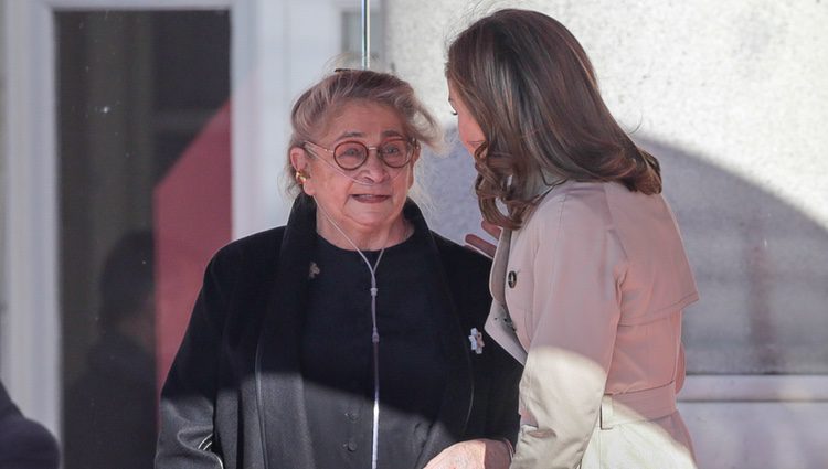La Reina Letizia charla con Nechama Rivlin en la recepción al presidente de Israel en Madrid