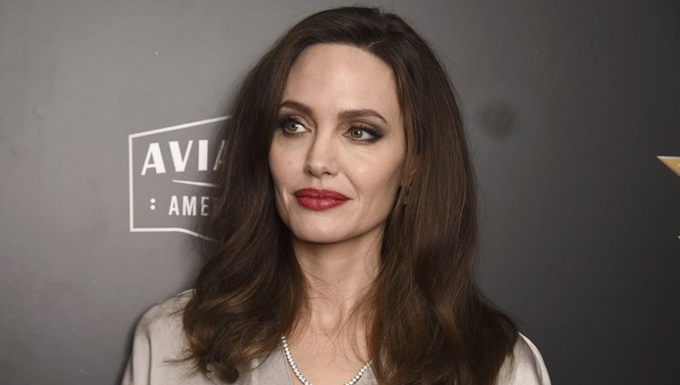 Angelina Jolie posando en la alfombra roja de los Hollywood Film Awards 2017