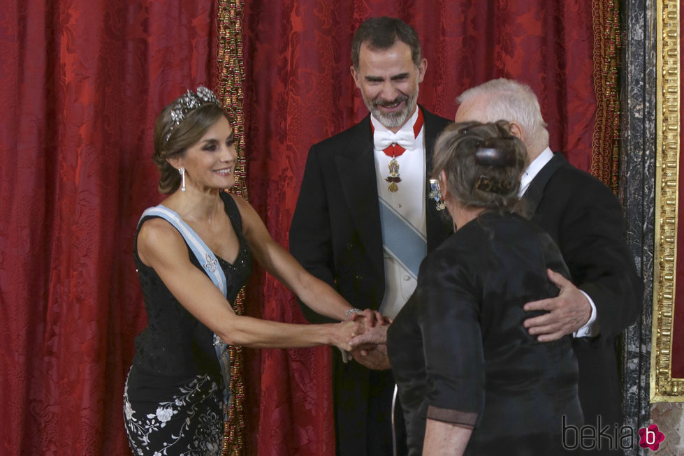 Los Reyes Felipe y Letizia saludan al presidente de Israel y su esposa en el Palacio Real