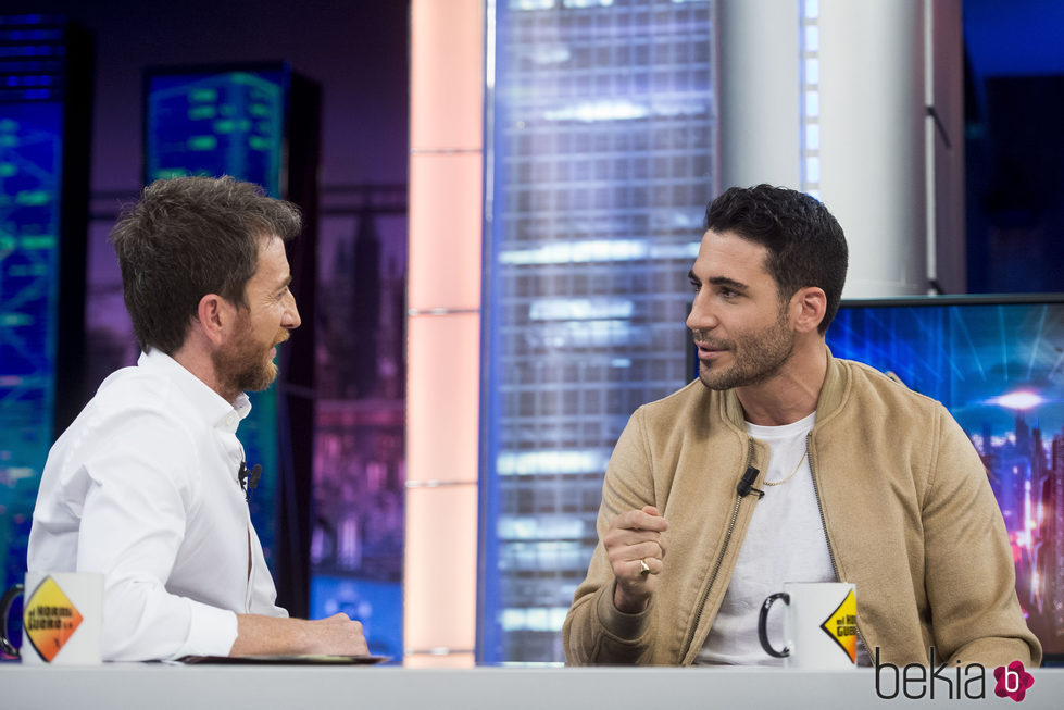 Miguel Ángel Silvestre con Pablo Motos en 'El Hormiguero'