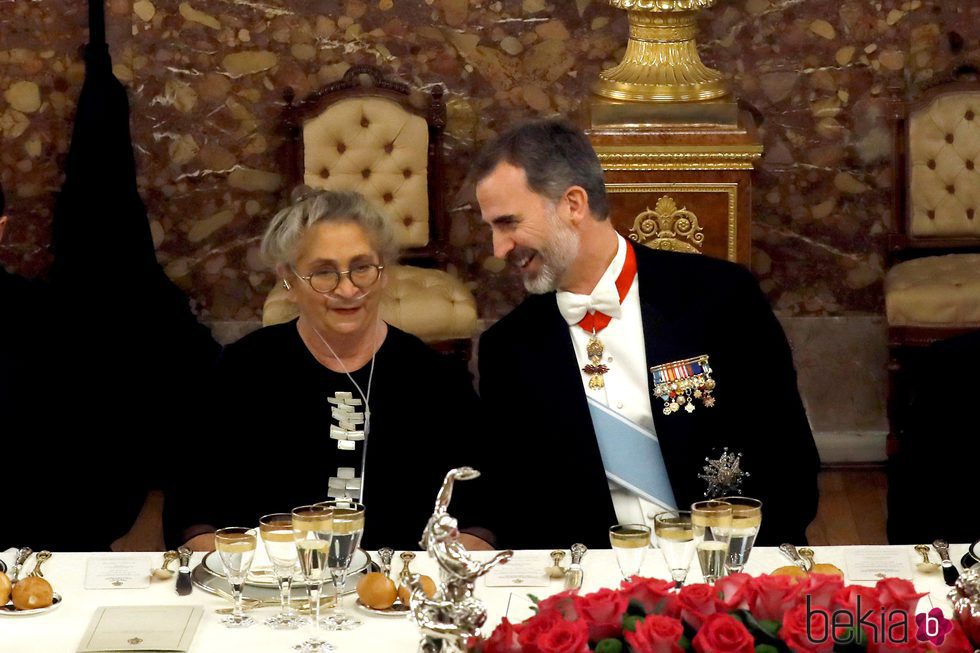 El Rey Felipe bromea con Nechama Rivlin en la cena de gala con motivo de la Visita de Estado del presidente de Israel