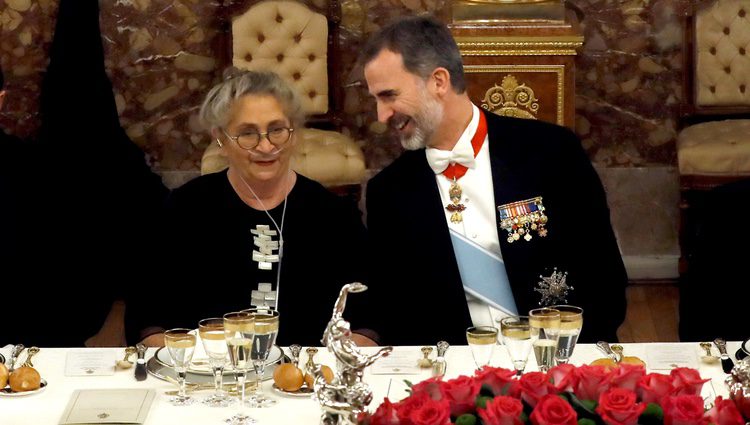 El Rey Felipe bromea con Nechama Rivlin en la cena de gala con motivo de la Visita de Estado del presidente de Israel