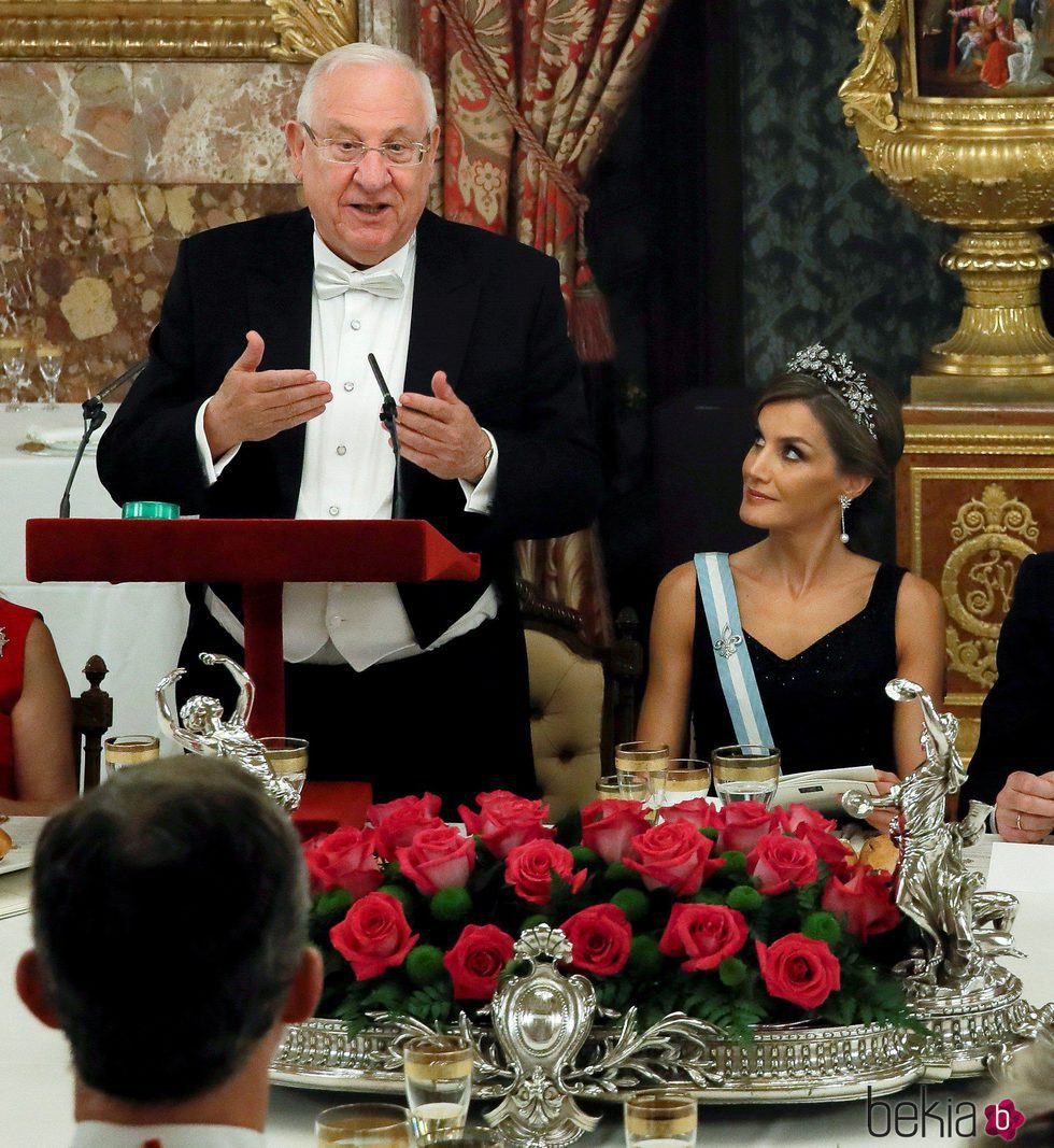 El presidente de Israel dando un discurso junto a la Reina Letizia en la cena de gala en el Palacio Real