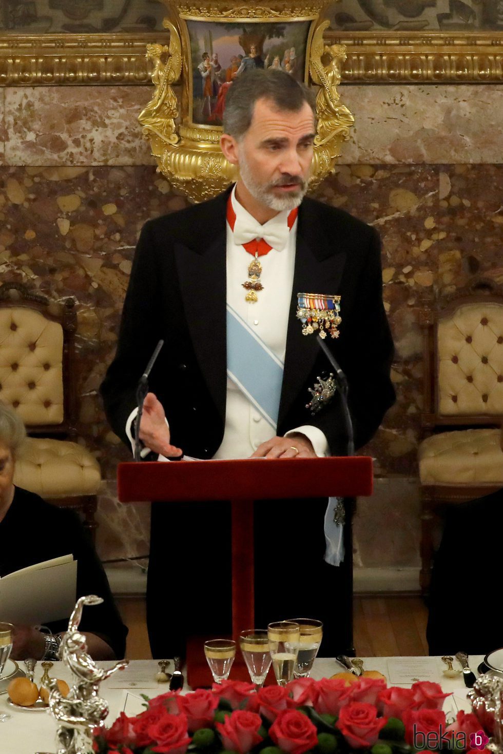 El Rey Felipe dando un discurso en la cena de gala en honor al presidente de Israel