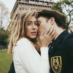 Ed Westwick y Jessica Serfaty muy románticos junto a la Torre Eiffel de París