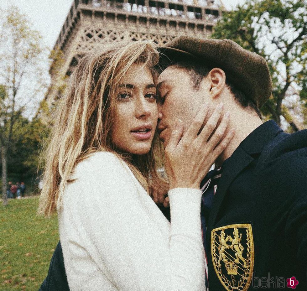 Ed Westwick y Jessica Serfaty muy románticos junto a la Torre Eiffel de París
