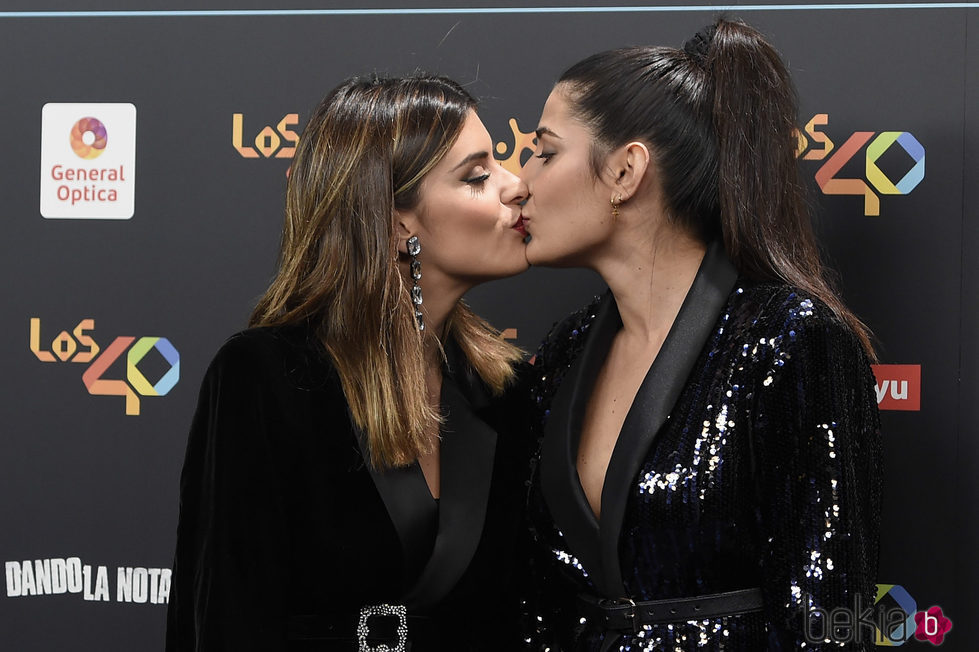 Dulceida y Alba Paúl besándose en la alfombra roja de los 40 Principales Music Awards 2017