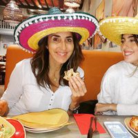 Paz Padilla y su hija Anna Ferrer comiendo con sombreros mexicanos