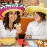 Paz Padilla y su hija Anna Ferrer comiendo con sombreros mexicanos