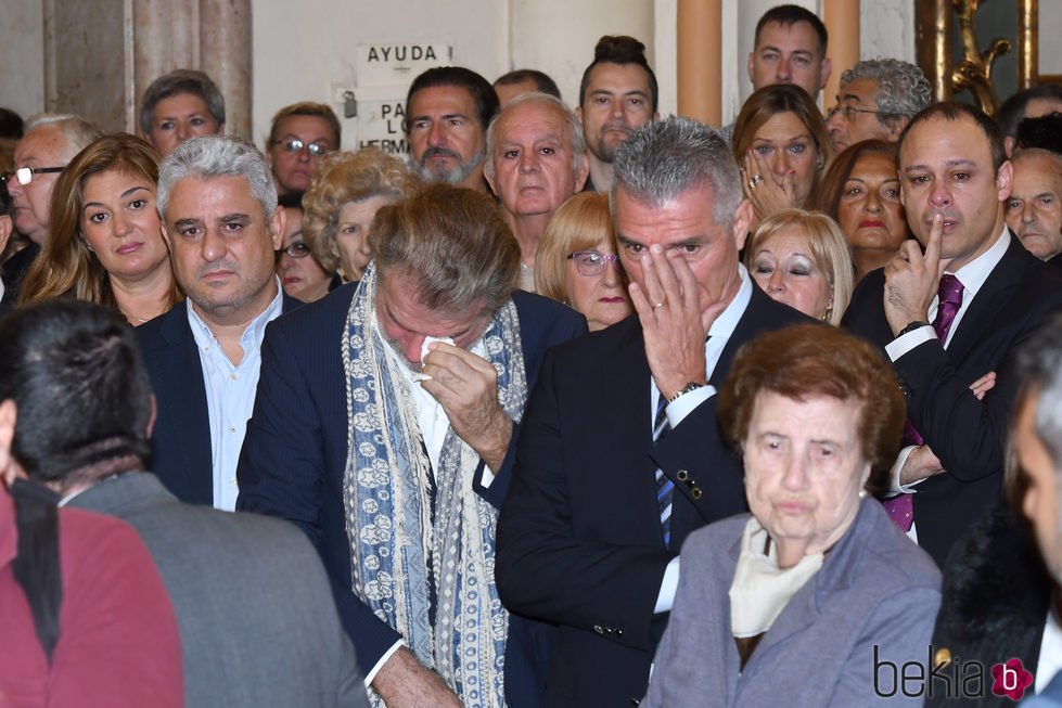 Bigote Arrocet y Manolo Sarria llorando en el funeral de Chiquito de la Calzada