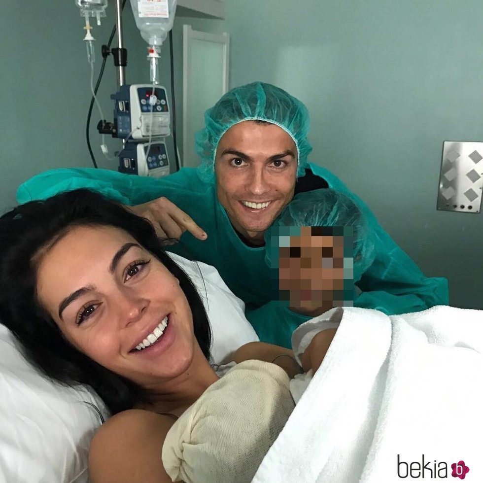 Cristiano Ronaldo y Cristiano Jr. visitan a Georgina Rodríguez y a Alana Martina