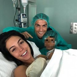 Cristiano Ronaldo y Cristiano Jr. visitan a Georgina Rodríguez y a Alana Martina