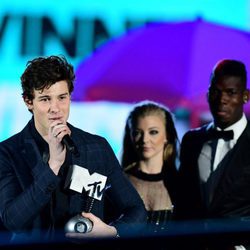 Shawn Mendes recogiendo uno de los premios de los MTV EMA 2017