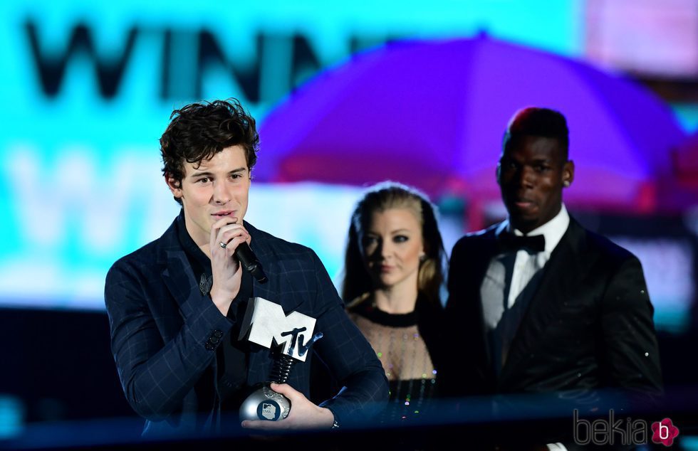 Shawn Mendes recogiendo uno de los premios de los MTV EMA 2017