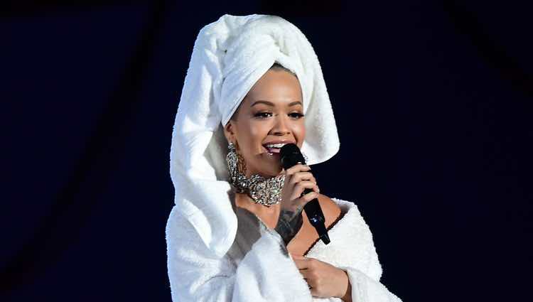 Rita Ora con albornoz y toalla en la cabeza en los MTV EMA 2017