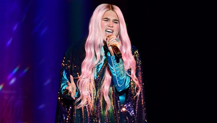 Kesha durante su actuación en los MTV EMA 2017