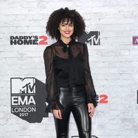Nathalie Emmanuel en la alfombra roja de los MTV EMA 2017