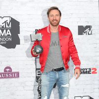 David Guetta con su galardón en los MTV EMA 2017