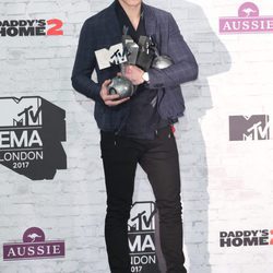 Shawn Mendes posando con sus premios de los MTV EMA 2017