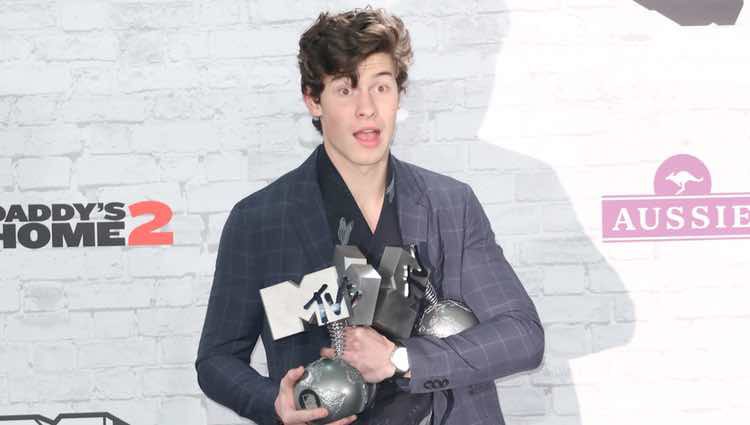 Shawn Mendes posando con sus premios de los MTV EMA 2017