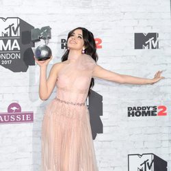 Camila Cabello posando con su galardón en los MTV EMA 2017
