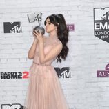 Camila Cabello besando su galardón de los MTV EMA 2017