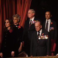La Reina Isabel, el Duque de Edimburgo, Kate Middleton y Sir Timothy Laurence en el concierto por el Día del Recuerdo 2017