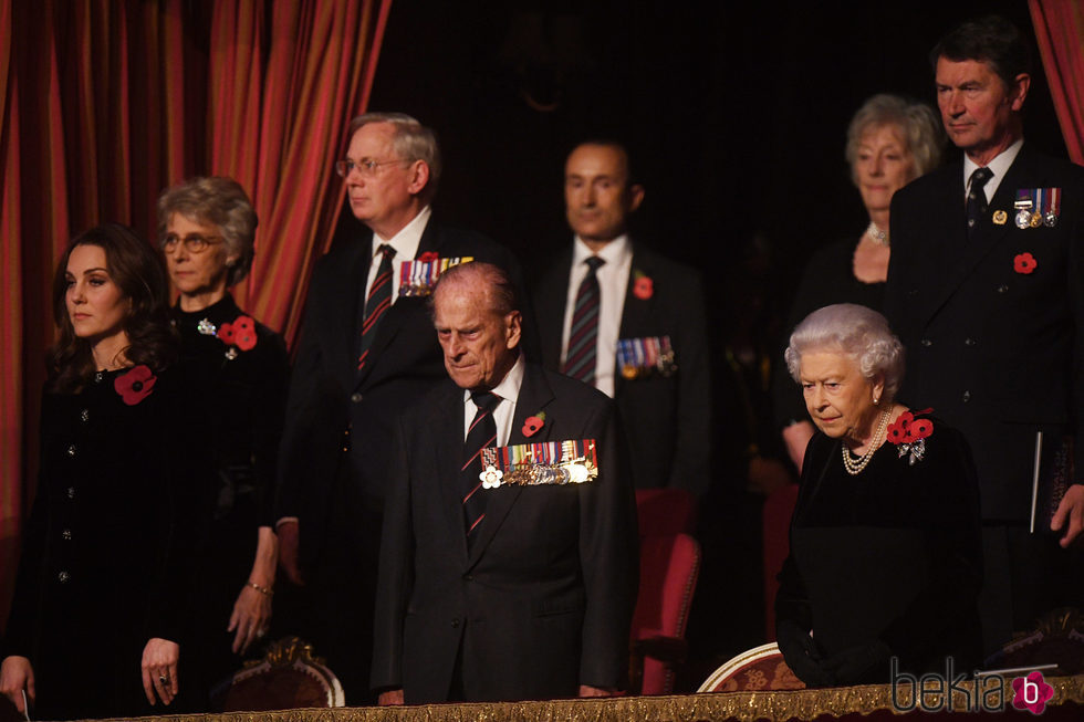 La Reina Isabel, el Duque de Edimburgo, Kate Middleton y Sir Timothy Laurence en el concierto por el Día del Recuerdo 2017