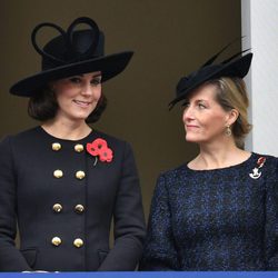 Kate Middleton y Sophie Rhys Jones en el Día del Recuerdo 2017