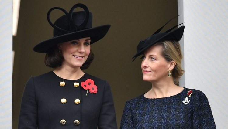 Kate Middleton y Sophie Rhys Jones en el Día del Recuerdo 2017