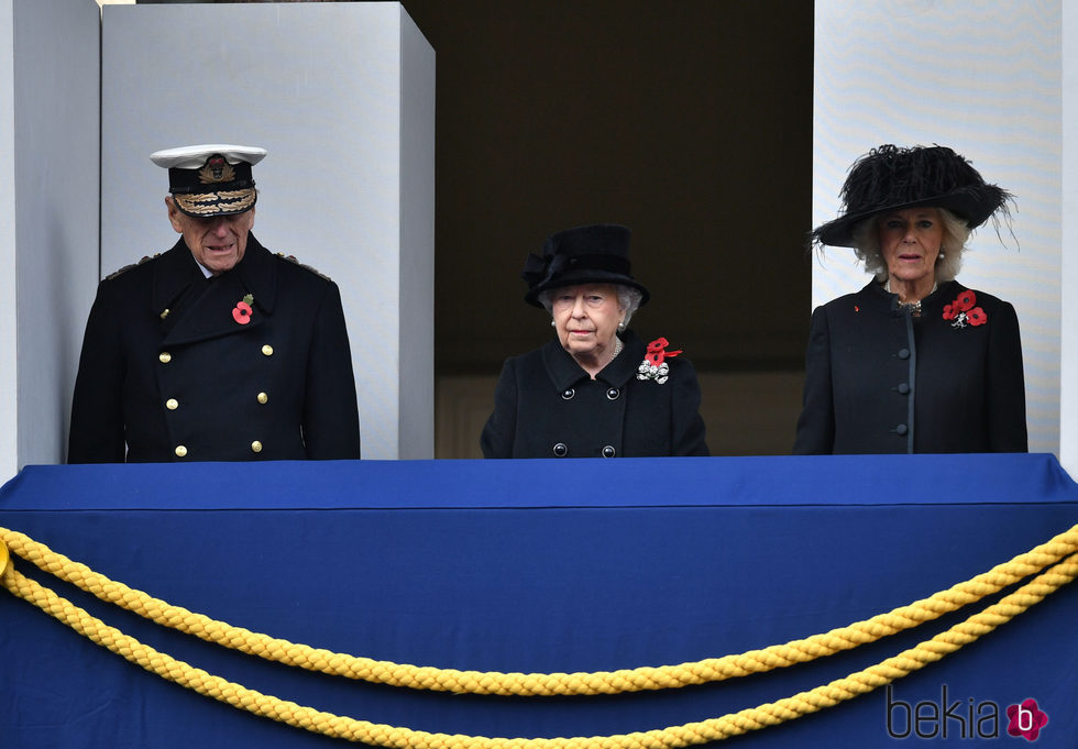 La Reina Isabel, el Duque de Edimburgo y Camilla Parker en el Día del Recuerdo 2017