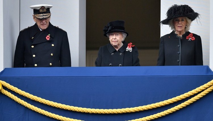 La Reina Isabel, el Duque de Edimburgo y Camilla Parker en el Día del Recuerdo 2017