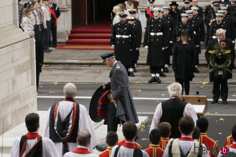 El Príncipe Carlos deposita la ofrenda floral por el Día del Recuerdo 2017 sustituyendo a la Reina Isabel
