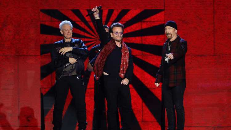U2 durante su actuación en los MTV EMA 2017