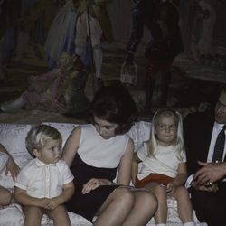 Los Reyes Juan Carlos y Sofía con sus hijos Elena, Cristina y Felipe cuando eran niños