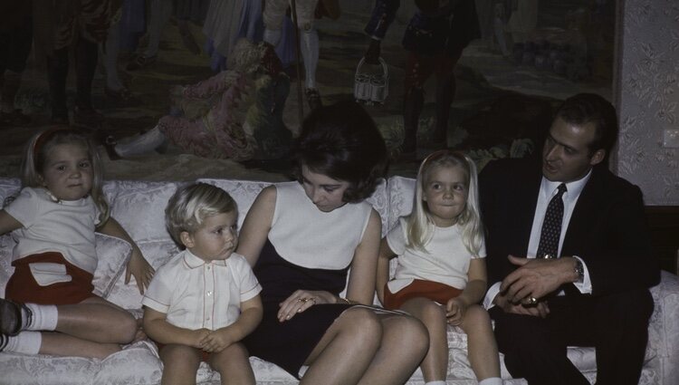 Los Reyes Juan Carlos y Sofía con sus hijos Elena, Cristina y Felipe cuando eran niños