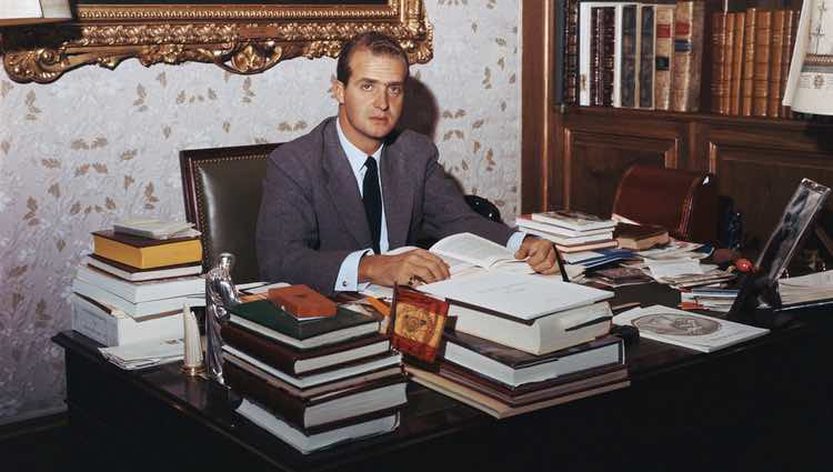 El Rey Juan Carlos cuando era joven en su despacho