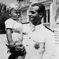 El Rey Juan Carlos sostiene a su hijo Felipe cuando era niño