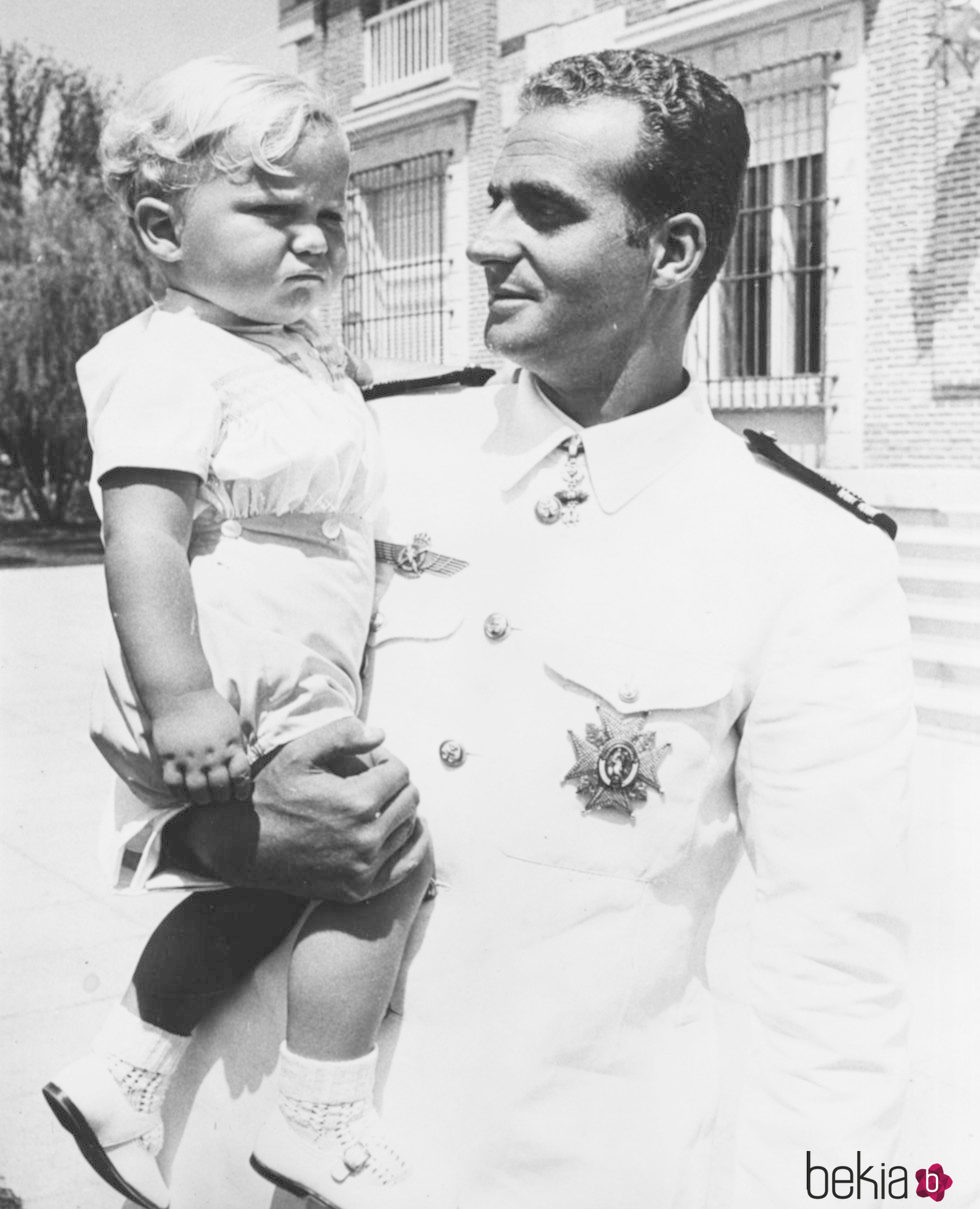 El Rey Juan Carlos sostiene a su hijo Felipe cuando era niño