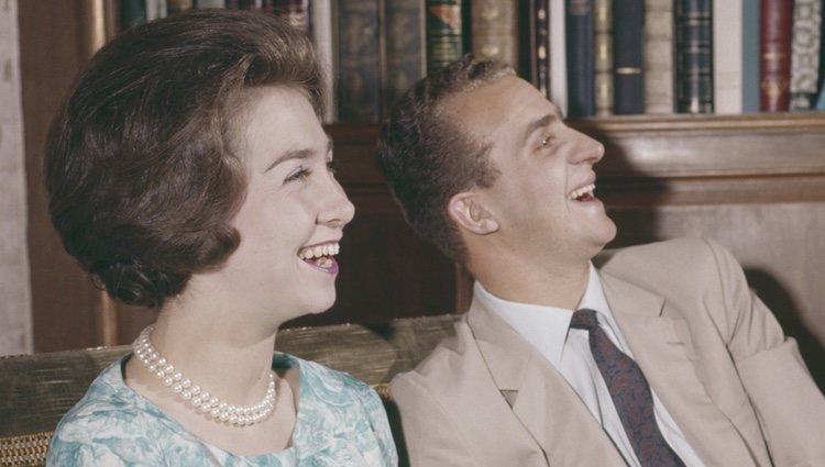 Los Reyes Juan Carlos y Sofía ríen divertidos en su juventud