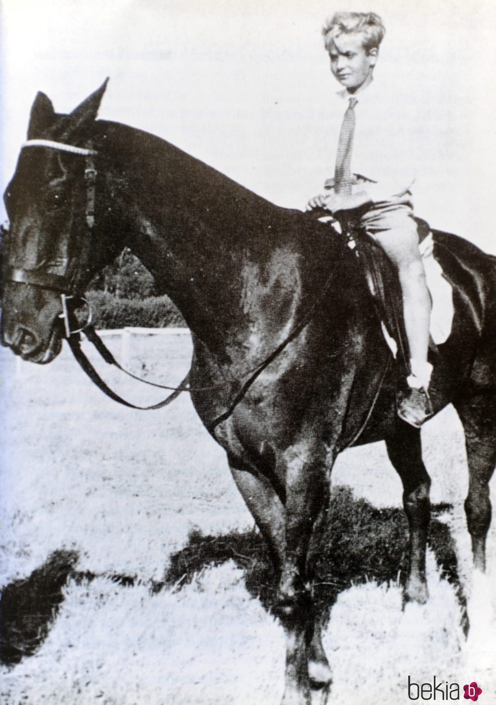 El Rey Juan Carlos montando a caballo de niño