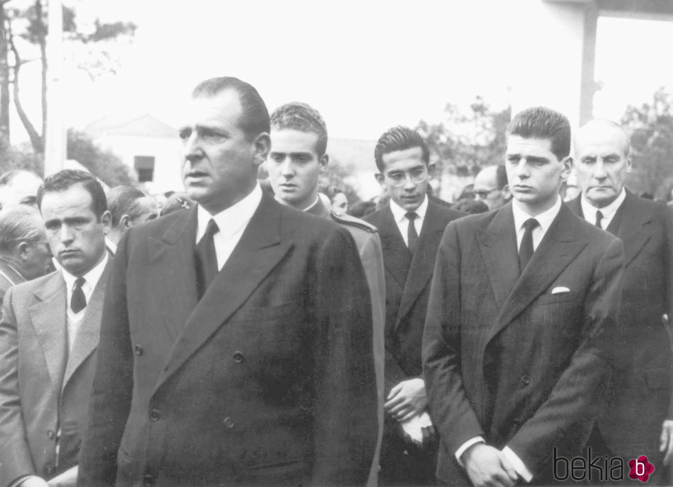 El Conde de Barcelona y el Rey Juan Carlos en el funeral del Infante Alfonso